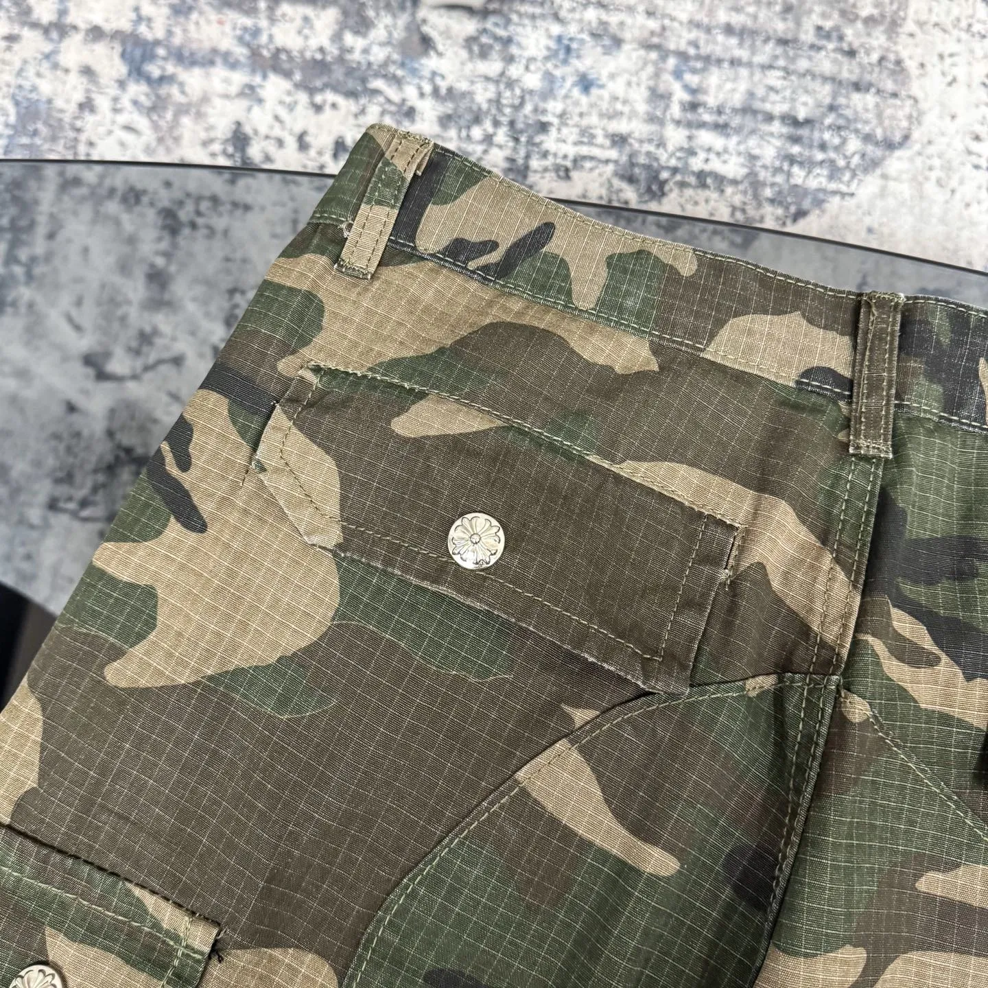 P280 Chrome HeartsCH camouflage logging pants straight-leg Sanskrit unisex overalls, W-level cabinet, patchwork cross pattern embellishment, high-waisted washed jeans! ! Absolutely high-end luxury products, 1.9W-level god-level single products, super popular products, built with top heavy industry, a magic weapon that cannot be missed. About Zangyin, this is an extremely luxurious fashion brand, which can also be called the aristocrats of the high street. It has always been an exclusive brand for some hipsters or the rich second generation. Compared with ordinary high streets, it is more luxurious and noble. Compared with luxury brands, it has a more fashionable personality and has always been a brand that I have a special liking for. Imported yarn is custom-woven into a high-density twill canvas, which ensures a crisp silhouette while also making the fabric very delicate to the touch. It follows the B01 classic silhouette, with a crisp and stylish upper body. The ready-made garments are stone-milled and fermented, so they can be matched with any style. Buttons and zippers are made of authentic YKK retro metal products. Double-layer canvas on the front knees has perfect details. All hardware is customized. Color: Camouflage Size: 28/30/32/34/36 Waist: 74/79/84/89/94 Sitting: 104/109/114/119 Pants length: 101/102/104/106/108